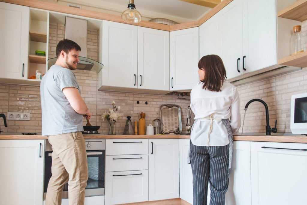Správna výška kuchynskej linky: Ako vytvoriť ergonomickú kuchyňu pre zdravý chrbát