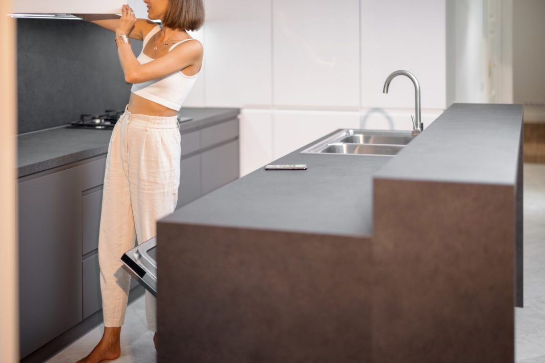 Správna výška kuchynskej linky: Ako vytvoriť ergonomickú kuchyňu pre zdravý chrbát